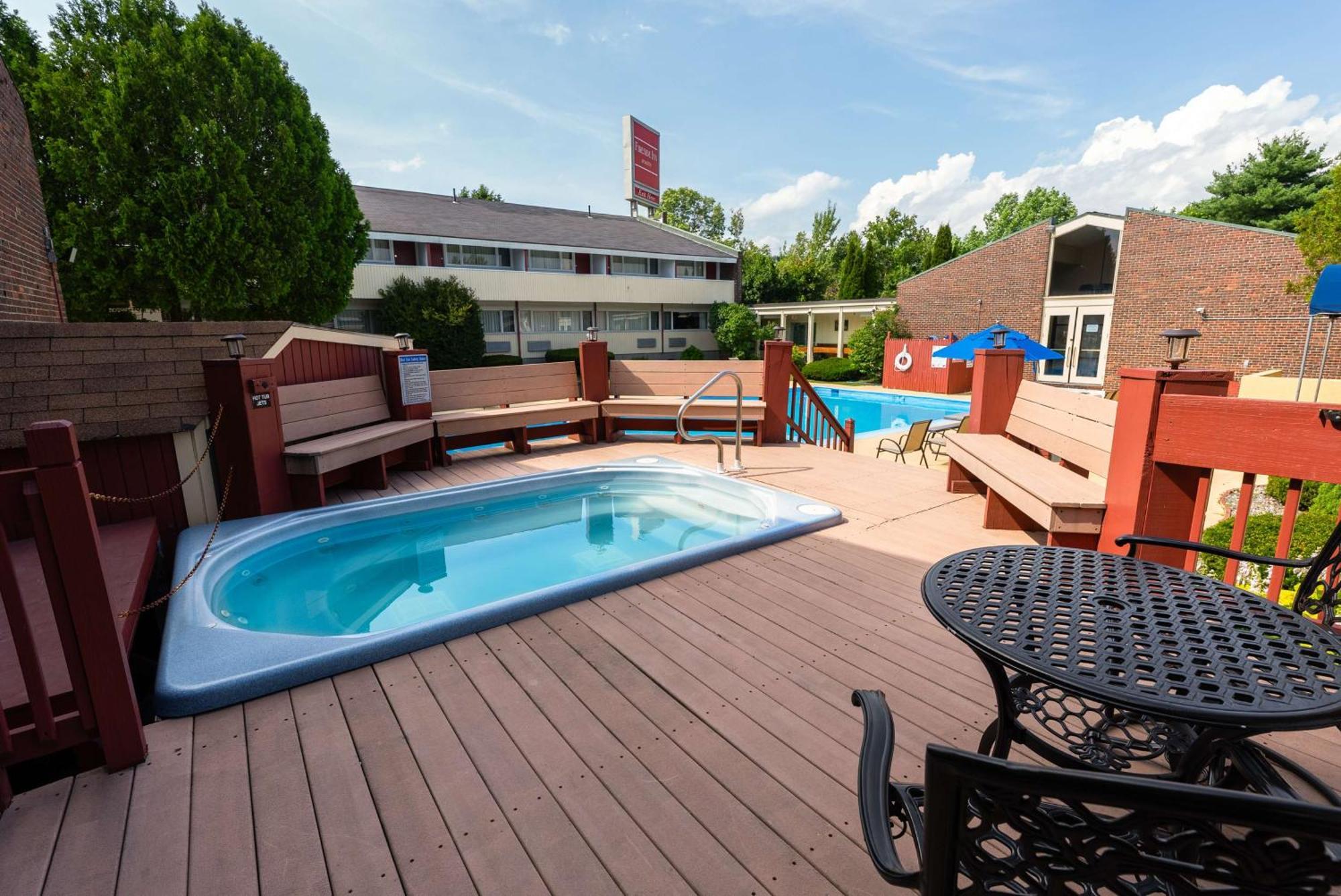 Fireside Inn & Suites Уотървил Екстериор снимка