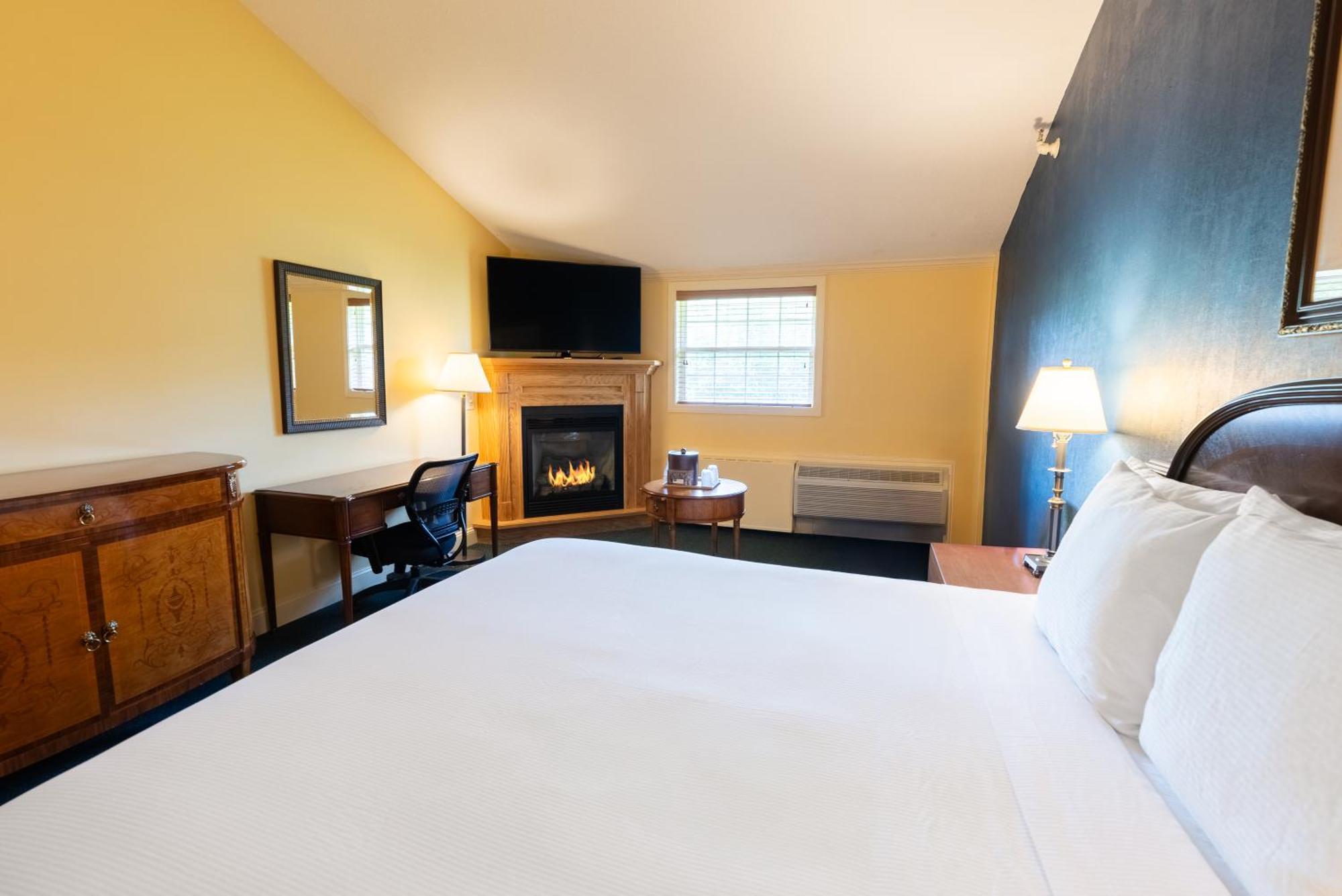 Fireside Inn & Suites Уотървил Екстериор снимка