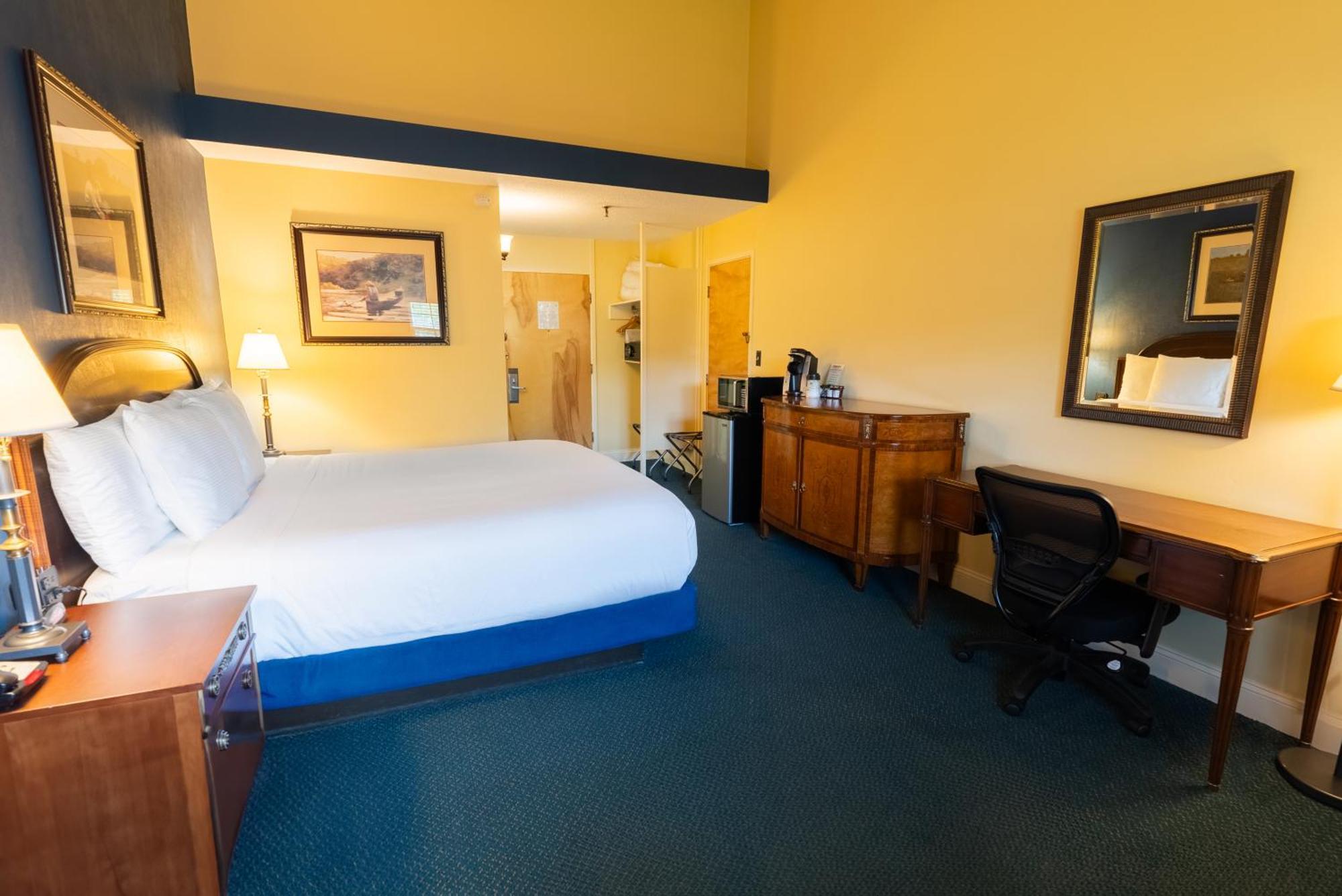 Fireside Inn & Suites Уотървил Екстериор снимка